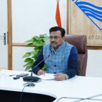 जिलाधिकारियों के साथ की वर्चुअल बैठक