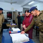 अचानक पुलिस स्टेशन पहुंचे धामी