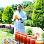 शहद निकालने की प्रक्रिया का अवलोकन किया