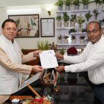 मुख्यमंत्री को मुख्य निर्वाचन अधिकारी ने गणना प्रपत्र सौंपा
