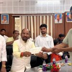 आपदा राहत के चेक वितरित किए