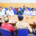 मॉक ड्रिल की तैयारियों डीएम ने ली बैठक
