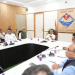 सीएम की घोषणाओं को गंभीरता से अधिकारी