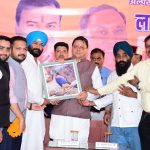 मुख्यमंत्री ने लाभार्थियों से किया संवाद