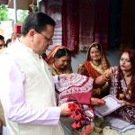 मुख्यमंत्री ने उत्कृष्ट बुनकरों एवं हस्तशिल्प कारीगरों को सम्मानित किया