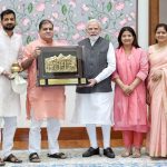 पीएम मोदी से मिलकर भट्ट ने दिया पुत्र के विवाह का निमंत्रण